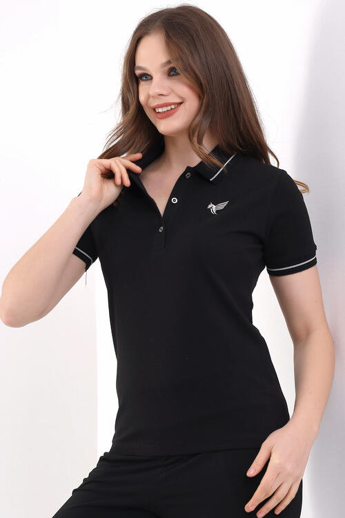 Черная футболка с короткими рукавами и воротником поло