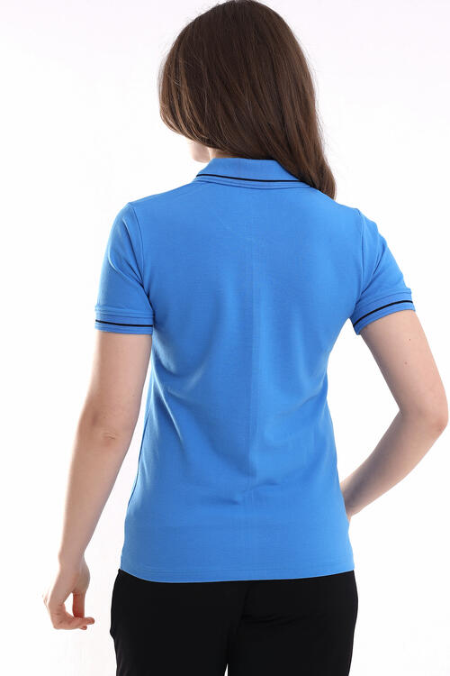 Синяя футболка с короткими рукавами и воротником поло