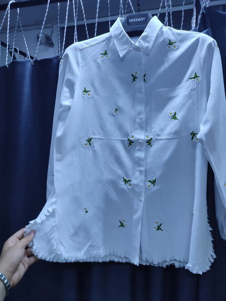 DAISY EMBROIDERED WOMEN&#39;S SHIRT