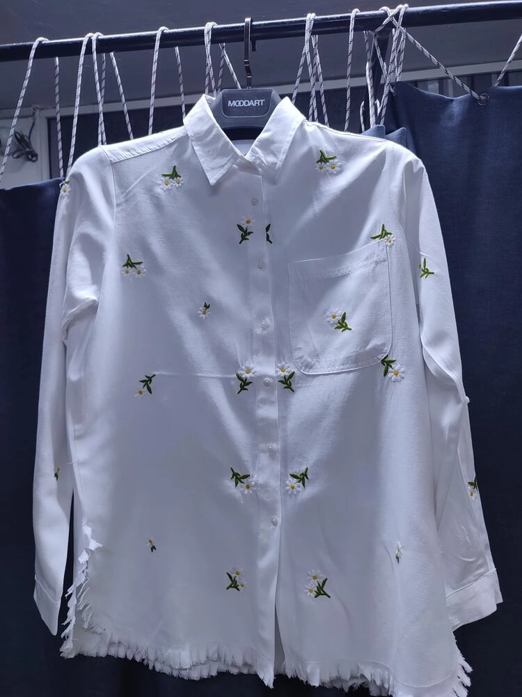 DAISY EMBROIDERED WOMEN&#39;S SHIRT
